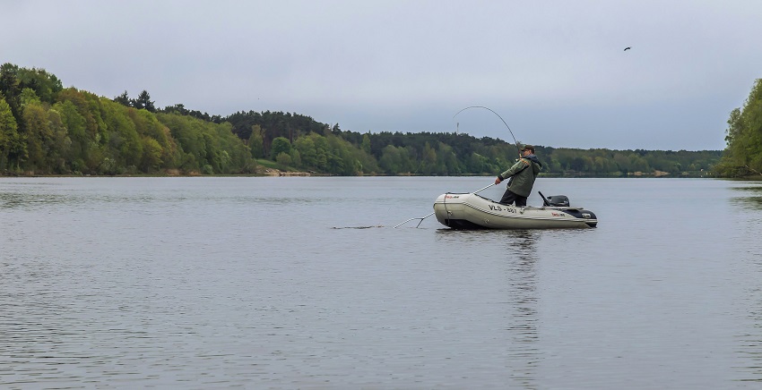 Kalastaja paadiga järvel